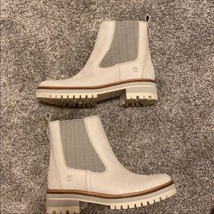 NEVER WORN COURMAYEUR VALLEY CHELSEA BOOTS